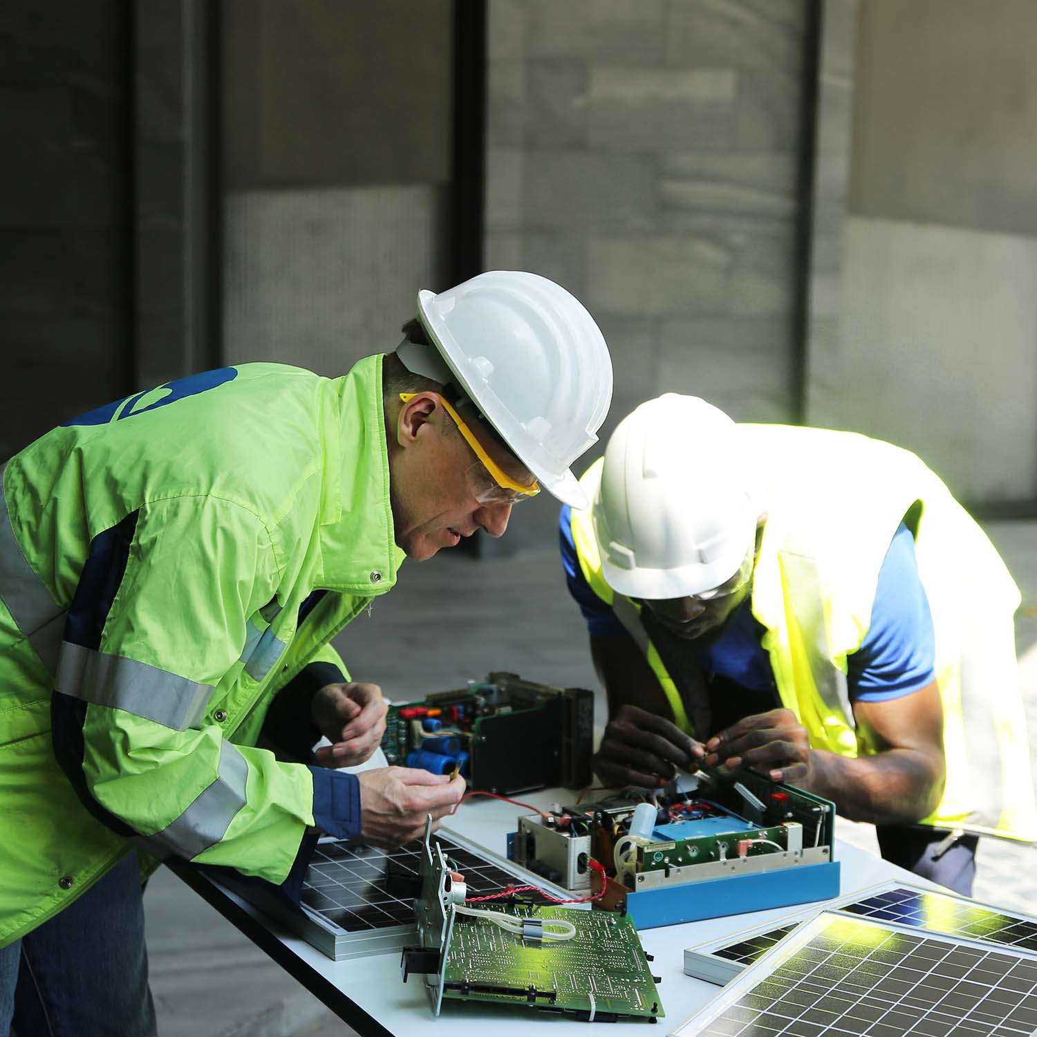 technicians-maintenance-solar-panel-and-checking-c-BNCWZLY.jpg